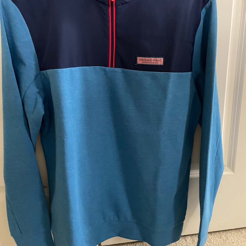 Never worn Men’s vineyard vine shep shirt (small)